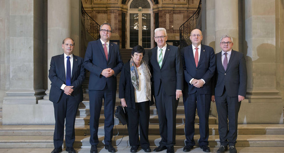 v.l.n.r.: Der Botschafter des Staates Israel, Yaakov Hadas-Handelsman, Präsident Prof. Dr. Andreas Voßkuhle, Präsidentin Miriam Naor, Ministerpräsident Winfried Kretschmann, Vizepräsident Prof. Dr. Ferdinand Kirchhof, Justizminister Guido Wolf