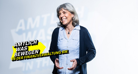 Heiter lächelnde Frau in beruflichem Outfit repräsentiert die Finanzverwaltung BW.