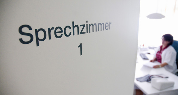 Wissenschaftsministerin Theresia Bauer richtet sich in einer Videobotschaft an die Studierenden des Landes und bittet um ihre Mithilfe bei der Eindämmung des Coronavirus. (Bild: dpa)