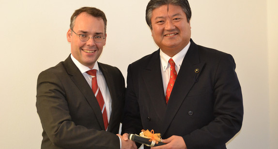 Minister Peter Friedrich (l.) und der Vizepräsident des Parlaments der japanischen Präfektur Kanagawa, Takahiro Aihara (r.) am 29. Januar 2014 in Stuttgart