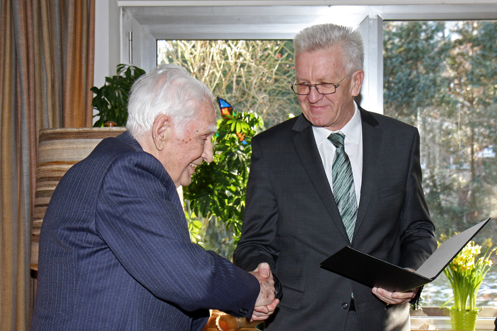 Ministerpräsident Winfried Kretschmann (r.) und Pfarrer i. R. Dr. Jörg Zink (l.) 