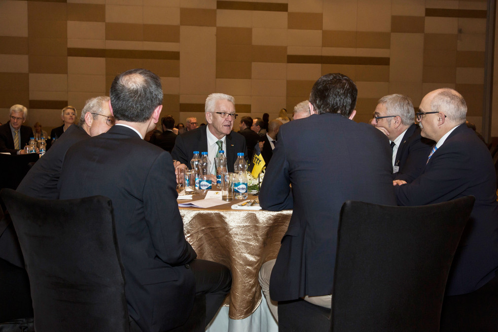 Ministerpräsident Winfried Kretschmann beim Abendessen in Pune im Gespräch mit verschiedenen Delegationsmitgliedern (Bild: © Staatsminsiterium Baden-Württemberg).
