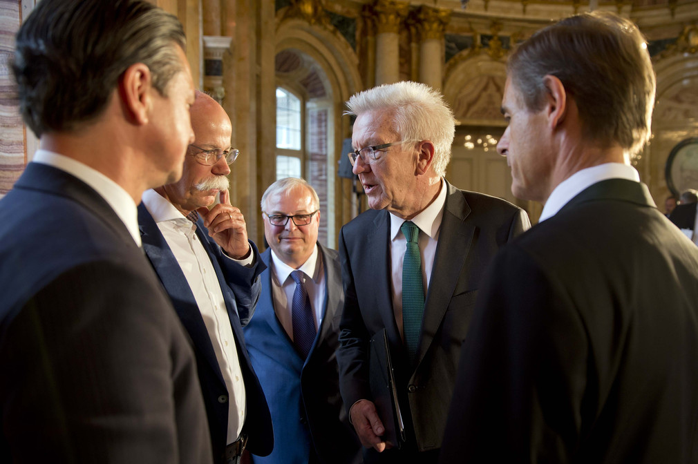 v.l.n.r.: Lutz Meschke, Dr. Dieter Zetsche, Prof. Dr. Hubert Waltl, Ministerpräsident Winfried Kretschmann und Dr. Volkmar Denner im Gespräch 