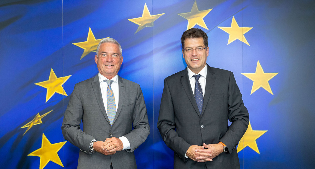 Innenminister Thomas Strobl (l.) und EU-Kommissar Janez Lenrčič (r.)