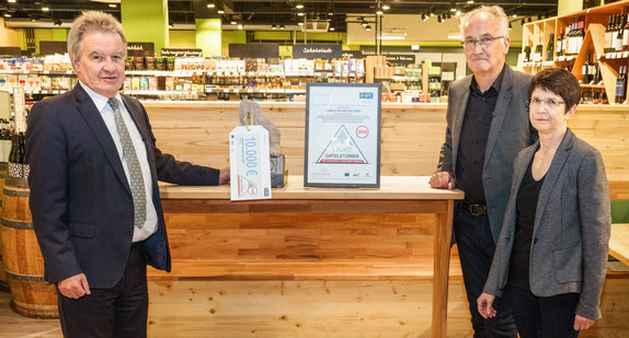 Umweltminister Franz Untersteller (l.) zeichnet den Biomarkt Roland Geist in Öhringen mit dem Gipfelstürmer-Award 2020 aus. Er überreichte dem Ehepaar Brigitte und Roland Geist (r.) die Urkunde, eine Wandertrophäe und ein Preisgeld in Höhe von 10.000 Euro.