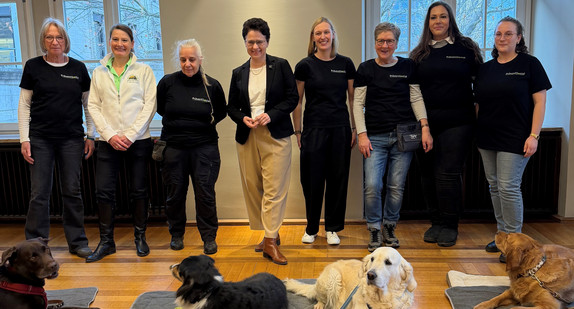 Justizministerin Marion Gentges (Vierte von links) mit dem Team des Projekts „DIE MUTMACHER“