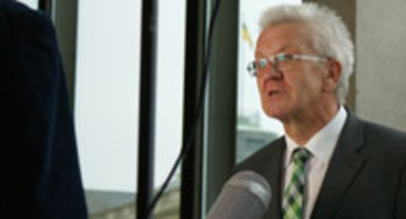 Ministerpräsident Winfried Kretschmann bei der Aufzeichnung des wöchentlichen Podcasts „Nachgefragt bei Kretschmann“.