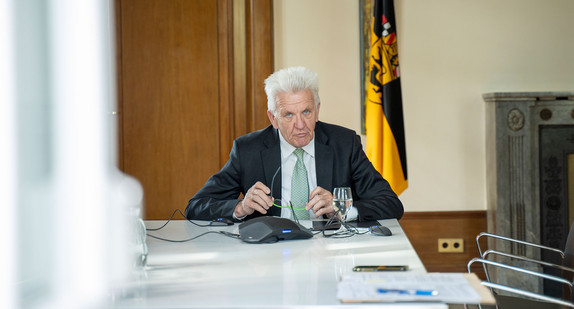 Ministerpräsident Winfried Kretschmann während eines Telefoninterviews.