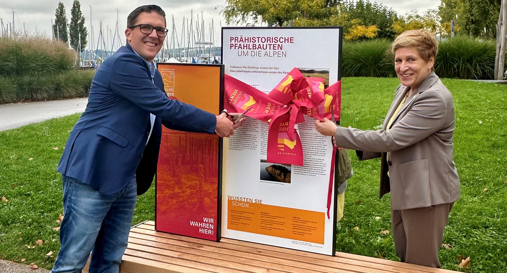 Dominik Männle, Bürgermeister der Gemeinde Uhldingen-Mühlhofen, und Nicole Razavi MdL, Ministerin für Landesentwicklung und Wohnen, haben in der Nähe der weltberühmten Pfahlbauten zwei WahreWunderBänke eingeweiht.