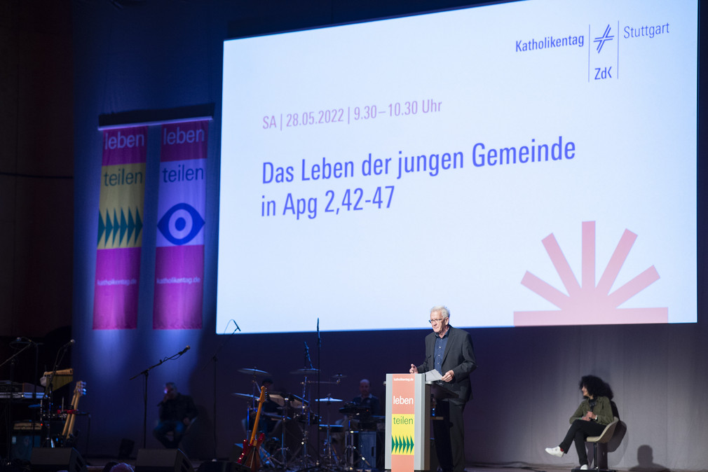 Ministerpräsident Winfried Kretschmann hält einen biblischen Impuls