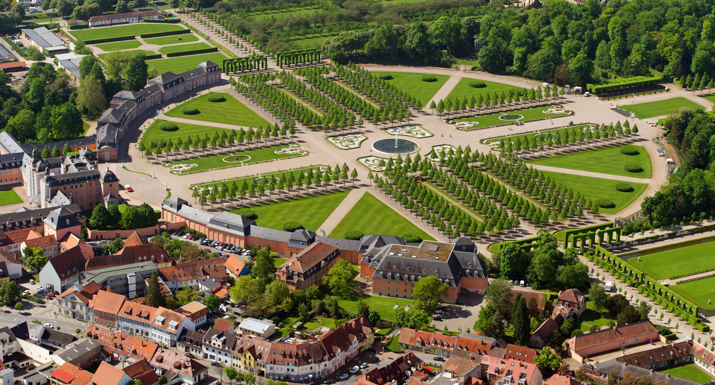 Blick auf das Schwetzinger Schloss und die Parkanlage: Die Kurfürstliche Sommerresidenz besteht neben der Schlossanlage aus einem weitläufigen Schlossgarten. Der Klimawandel setzt den historischen Gärten der Staatlichen Schlösser und Gärten in Baden-Württemberg zu. (Bild: dpa)