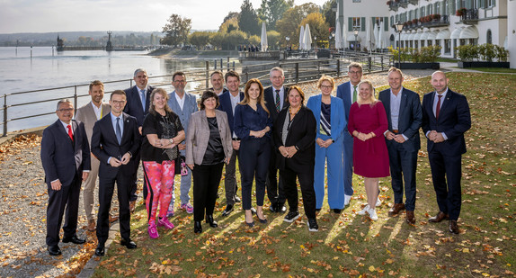 Gruppenfoto der 54. Sportministerkonferenz. V.l.: Klaus Zimmermann, Staatssekretär im Ministerium für Inneres und Sport des Landes Sachsen-Anhalt, Olaf Bull, Staatsrat beim Senator für Inneres und Sport in Bremen, Stefan Gruhner, Chef der Staatskanzlei und Thüringer Minister für Bundes- und Europaangelegenheiten, Sport und Ehrenamt, Florian Birkmeyer, Ministerialdirektor im Ministerium für Bundes- und Europaangelegenheiten, Sport, Ehrenamt und Medien des Landes Rheinland-Pfalz, Andrea Milz, Staatssekretärin für Sport und Ehrenamt des Landes Nordrhein-Westfalen, Reinhold Jost, Minister für Inneres, Bauen und Sport im Saarland, Franziska Becker, Staatssekretärin für Inneres und Sport in Berlin, Nils Thiede, Leiter der Abteilung Jugend, Familie und Sport im Ministerium für Soziales, Gesundheit und Sport Mecklenburg-Vorpommern, Sandro Kirchner, Staatssekretär im Bayerischen Staatsministerium des Innern, für Sport und Integration, Magdalena Finke, Ministerin für Inneres, Kommunales, Wohnen und Sport des Landes Schleswig-Holstein, Ulf Bandiko, Amtschef im Ministerium des Inneren und Sport von Sachsen, Theresa Schopper, die für den Sport zuständige Ministerin für Landesentwicklung und Wohnen Baden-Württemberg und Vorsitzende der Sportministerkonferenz, Daniela Behrens, Ministerin für Inneres und Sport von Niedersachsen, Thomas Weikert, Präsident des Deutschen Olympischen Sportbundes (DOSB), Diana Stolz, hessische Ministerin für Familie, Senioren, Sport, Gesundheit und Pflege, Andy Grote, Senator für Inneres und Sport in Hamburg, und Ronald Rauhe, Staatsminister für Sport und Ehrenamt im Bundeskanzleramt.