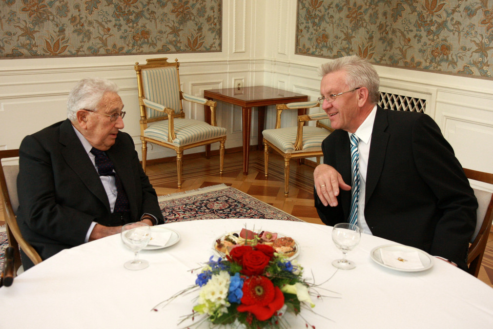 Ministerpräsident Winfried Kretschmann (r.) hat den früheren US-Außenminister Professor Dr. Henry A. Kissinger (l.) zu einem Gespräch in der Villa Reitzenstein in Stuttgart empfangen.