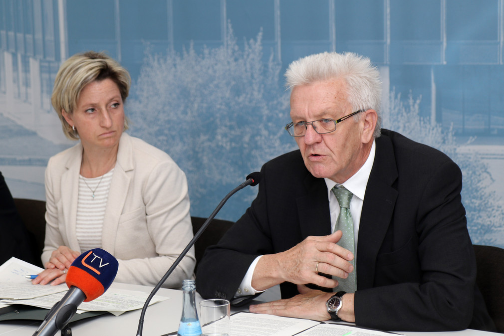 Ministerpräsident Winfried Kretschmann (r.) und Arbeitsministerin Nicole Hoffmeister-Kraut (l.)