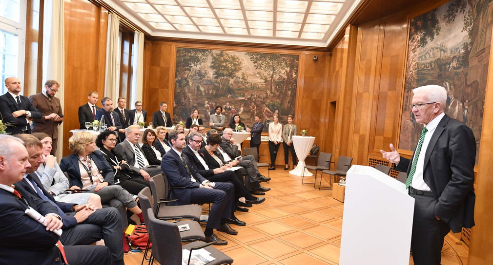 Begrüßung der Gäste durch Ministerpräsident Winfried Kretschmann (Bild: Staatsministerium Baden-Württemberg)
