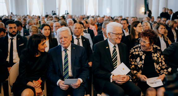 erste Reihe v.l.n.r.: Landtagspräsidentin Muhterem Aras, Bundespräsident a.D. Joachim Gauck, Ministerpräsident Winfried Kretschmann und Gerlinde Kretschmann