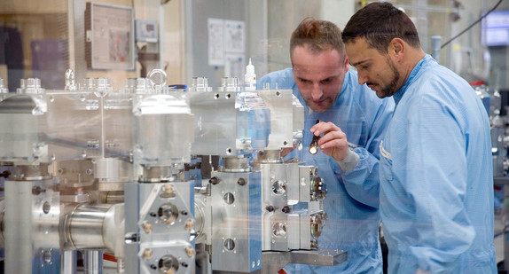 Produktion von Laserwerkzeugen im Reinraum - Werksreportage bei dem mittelständischen Maschinenbauer Trumpf GmbH und Co.Kg in Ditzingen (© Trumpf GmbH und Co.Kg)