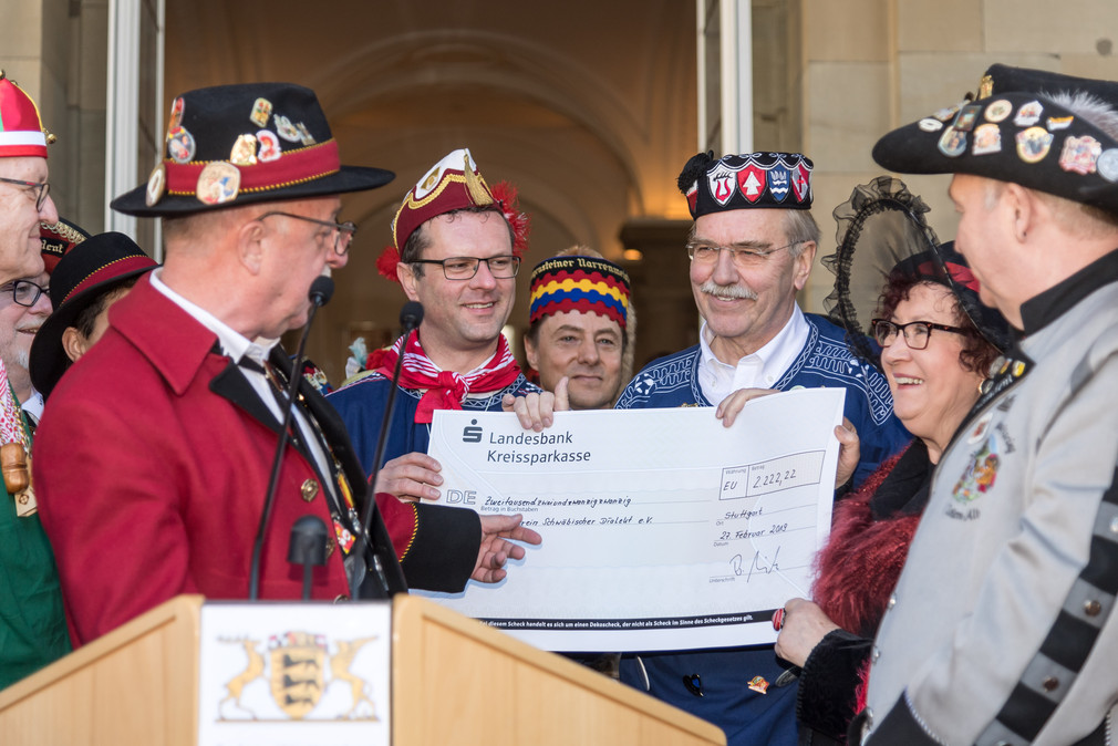 ie Narren übergeben eine Spende in Höhe von 2222,22 € zu Gunsten des Fördervereins Schwäbischer Dialekt.