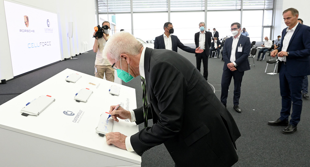 Winfried Kretschmann, Ministerpräsident von Baden-Württemberg, unterzeichnet symbolisch einen Startschuss für eine Förderung für eine Fabrik für Hochleistungs-Batteriezellen von Porsche und Costumcells.
