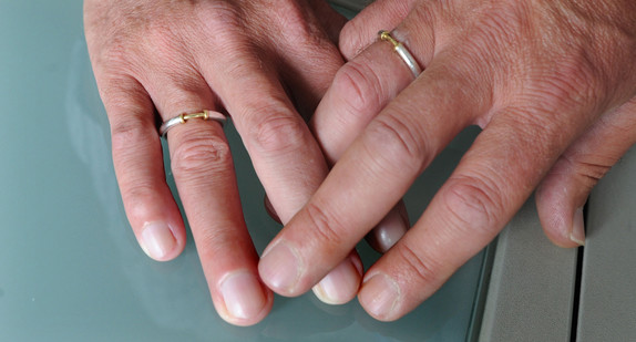 Zwei Hände eines homosexuellen Paares (Symbolbild: © dpa).