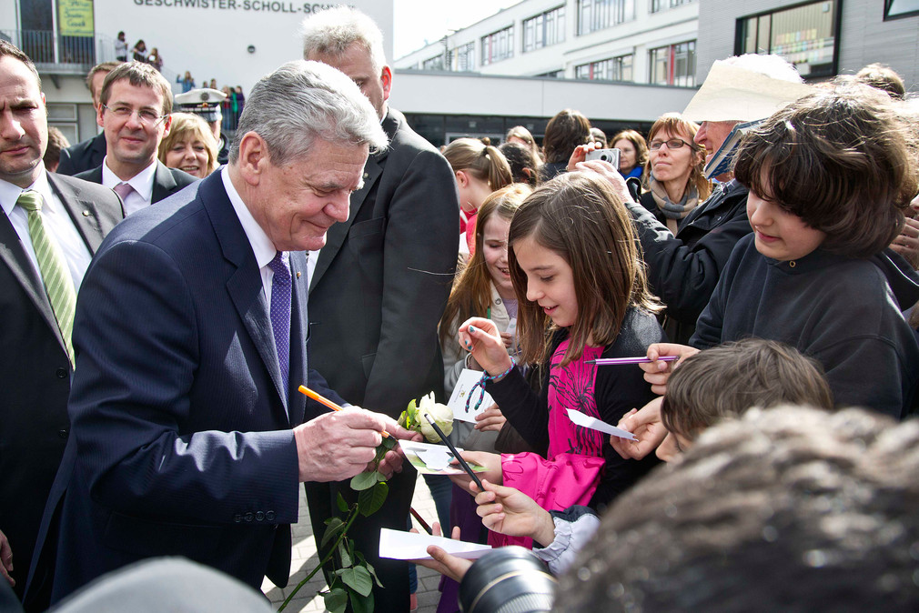 Bundespräsident Joachim Gauck (l.) mit Schülern an der Geschwister Scholl Schule in Tübingen