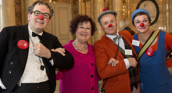 Gerlinde Kretschmann (2.v.l.) mit Clowns der Stiftung "Humor hilft heilen"