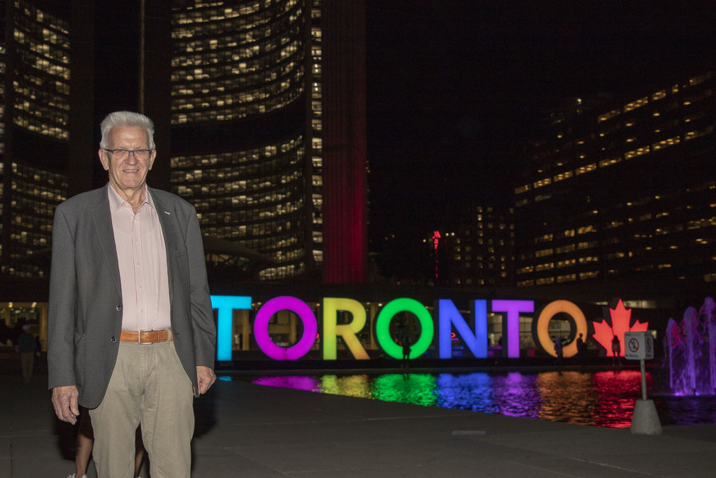 Ministerpräsident Winfried Kretschmann in Toronto vor einem Schriftzug „Toronto“ in Leuchtbuchstaben (Bild: Staatsministerium Baden-Württemberg)