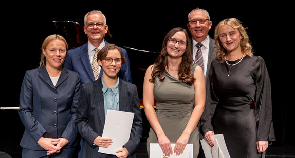 von links nach rechts: Präsidentin des Prüfungsamtes des Ministeriums der Justiz und für Migration Sintje Leßner, Rektor der Hochschule für Rechtspflege Schwetzingen Frank Haarer, Absolventin Greta Maria Pauls, Absolventin Lena Dreher, Prorektor Rainer Hock, Absolventin Annike Greta Schildhauer. 