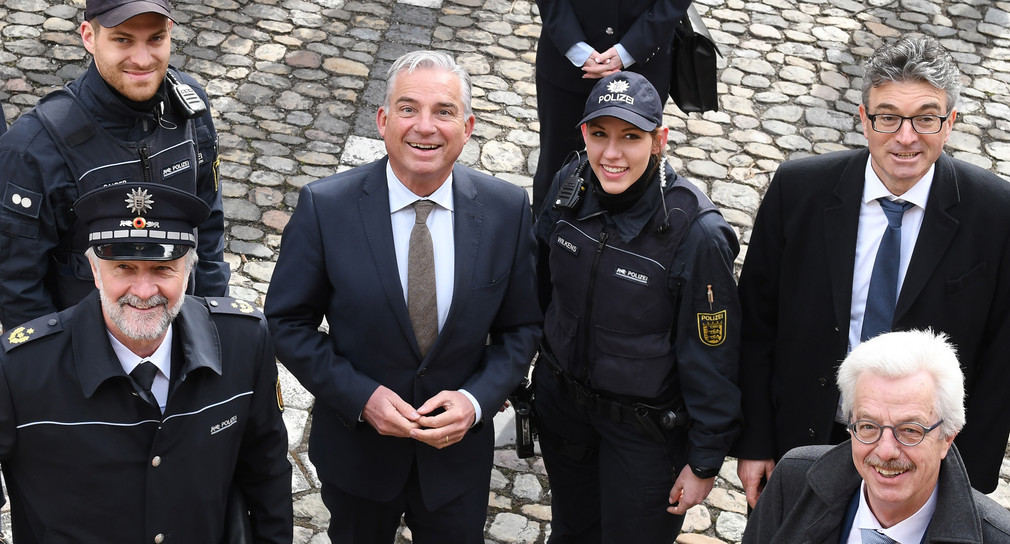 Innenminister Thomas Strobl (3.v.l.) und Freiburgs Oberbürgermeister Dieter Salomon (r.) mit Polizisten in Freiburg (Foto: dpa)