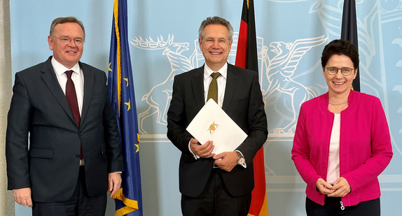 von links nach rechts: Ministerialdirektor Elmar Steinbacher, Präsident des Oberlandesgerichts Karlsruhe Alexander Riedel und Justizministerin Marion Gentges