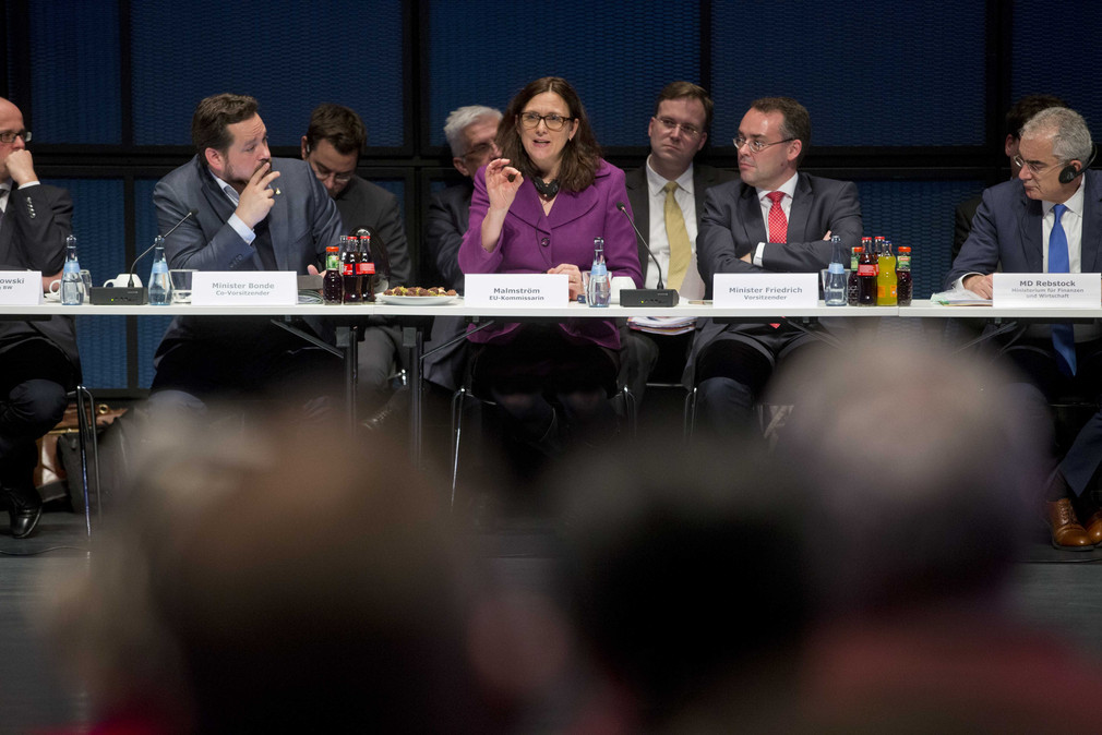 v.l.n.r.: Minister Alexander Bonde, EU-Handelskommissarin Cecilia Malmström, Minister Peter Friedrich und Ministerialdirektor Guido Rebstock