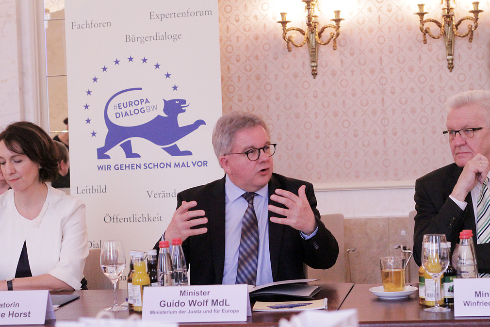 v.l.n.r.: Moderatorin Dr. Sabine Horst, Europaminister Guido Wolf und Ministerpräsident Winfried Kretschmann
