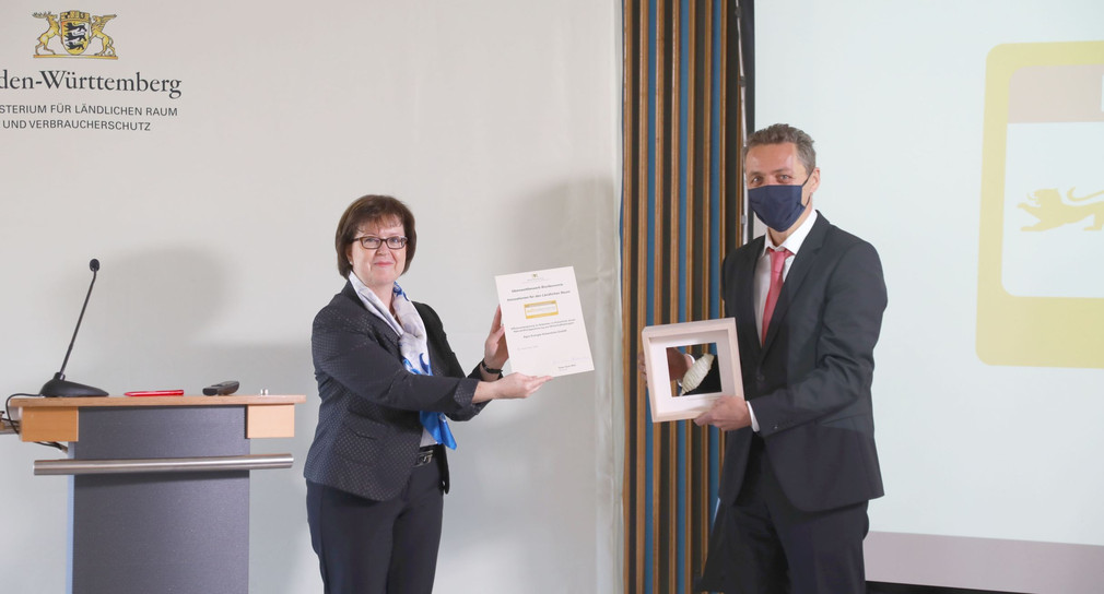 Ministerialdirektorin Grit Puchan (l.) überreicht die Urkunde zum Innovationspreis Bioökonomie an Thomas Karle von der Agro Energie Hohenlohe GmbH (r.)