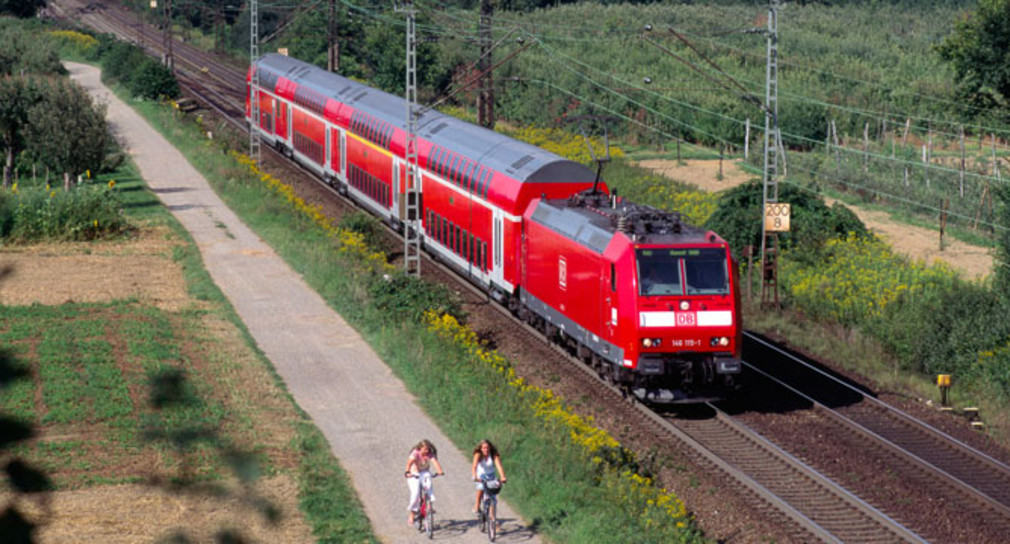 Ein Nahverkehrszug auf der Rheintalbahn (Bild: © Deutsche Bahn AG).