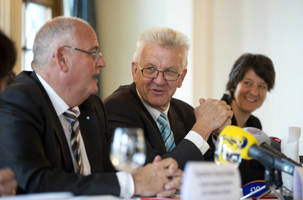 v.l.n.r.: Regierungsrat Markus Kägi, Ministerpräsident Winfried Kretschmann und Staatssekretärin Gisela Splett bei einer Pressekonferenz in Zürich