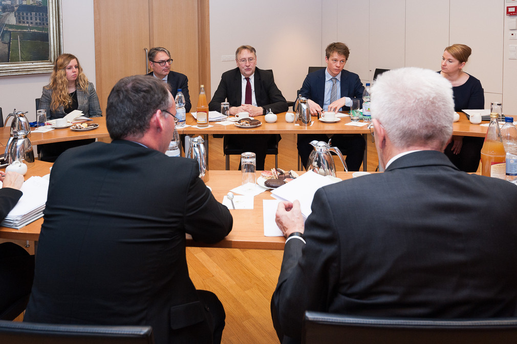 Ministerpräsident Winfried Kretschmann (v.r.) und Europaminister Peter Friedrich (v.l.) im Gespräch mit dem Vorsitzenden des Handelsausschusses im EU-Parlament, Bernd Lange (h.M.)