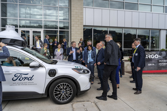 Delegationsreise Kretschmann reist nach Pennsylvania und Kalifornien Besuch beim Start-Up Argo AI in Pittsburgh: Personen stehen an einem autonomen Testfahrzeug.