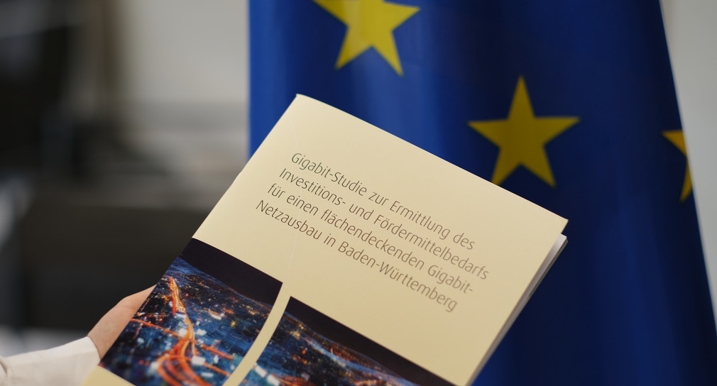 Eine Person hält die Publikation mit dem Titel „Gigabit-Studie zur Ermittlung des Investitions- und Fördermittelbedarfs für einen flächendeckenden Gigabit-Netzausbau in Baden-Württemberg“ in der Hand.