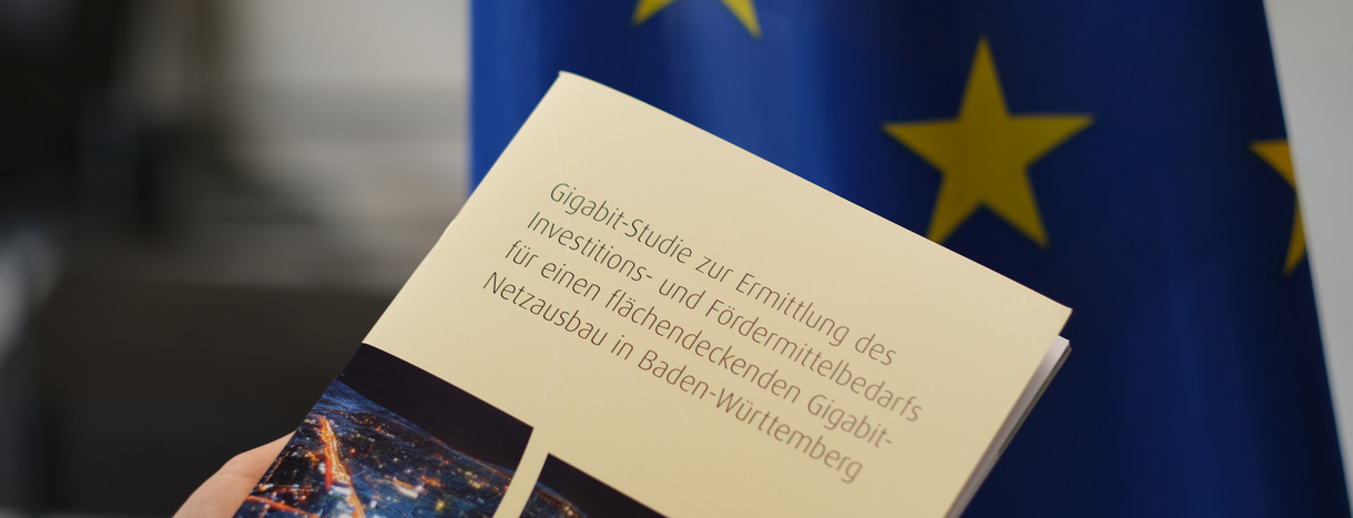 Eine Person hält die Publikation mit dem Titel „Gigabit-Studie zur Ermittlung des Investitions- und Fördermittelbedarfs für einen flächendeckenden Gigabit-Netzausbau in Baden-Württemberg“ in der Hand.