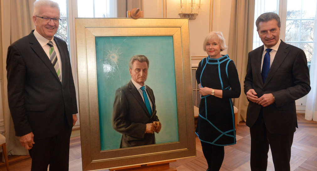 v.l.n.r.: Ministerpräsident Winfried Kretschmann, die Künstlerin Anke Doberauer und der ehemalige Ministerpräsident Günther Oettinger stehen vor Oettingers Porträt. (Foto: dpa)