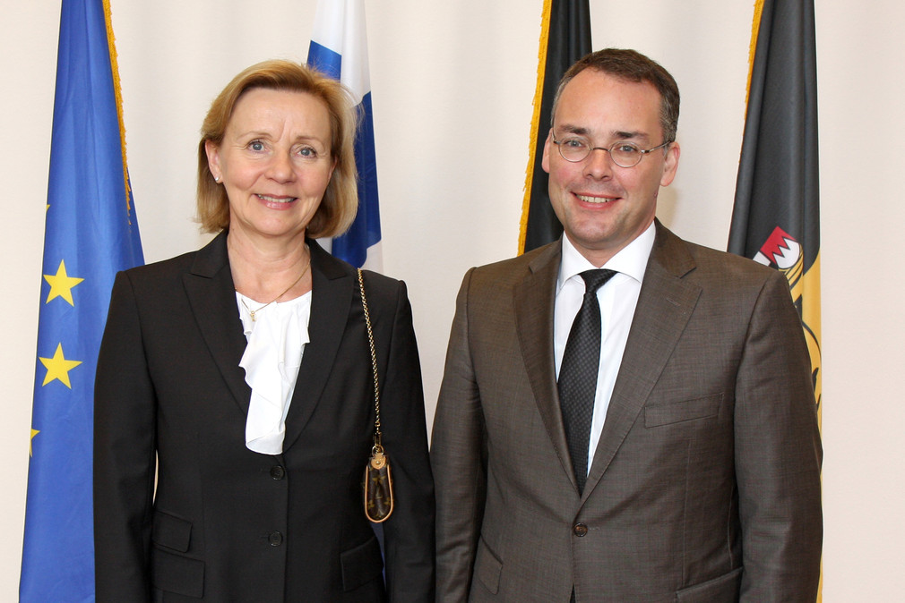 Minister Peter Friedrich (r.) und die Botschafterin von Finnland, Päivi Luostarinen (l.), am 19. März 2014 im Clay Haus in Stuttgart