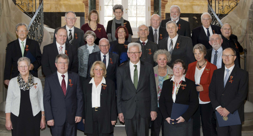 Gruppenbild mit Ministerpräsident Winfried Kretschmann und den Ordensprätendenten