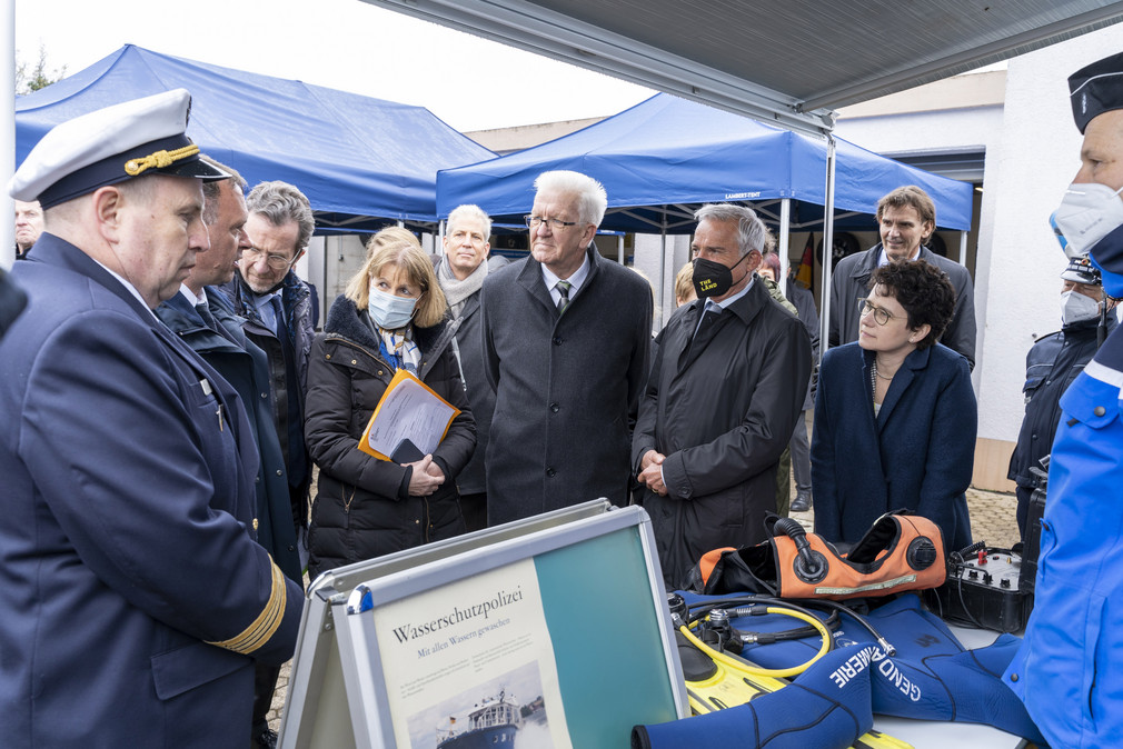 Ministerpräsident Winfried Kretschmann und Innenminister Thomas Strobl beim Besuch der Wasserschutzpolizeistation in Kehl 