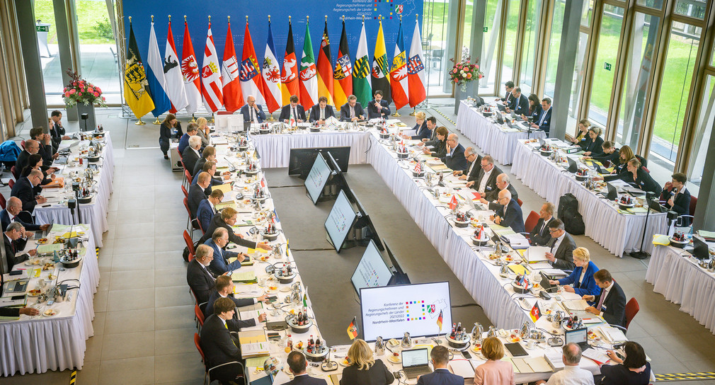 Die Regierungschefinnen und Regierungschefs der 16 Länder sind im Juni 2022 in der Landesvertretung von Nordrhein-Westfalen zur Ministerpräsidentenkonferenz zusammengetroffen.