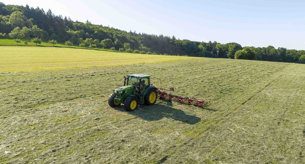 Traktor auf einem Feld