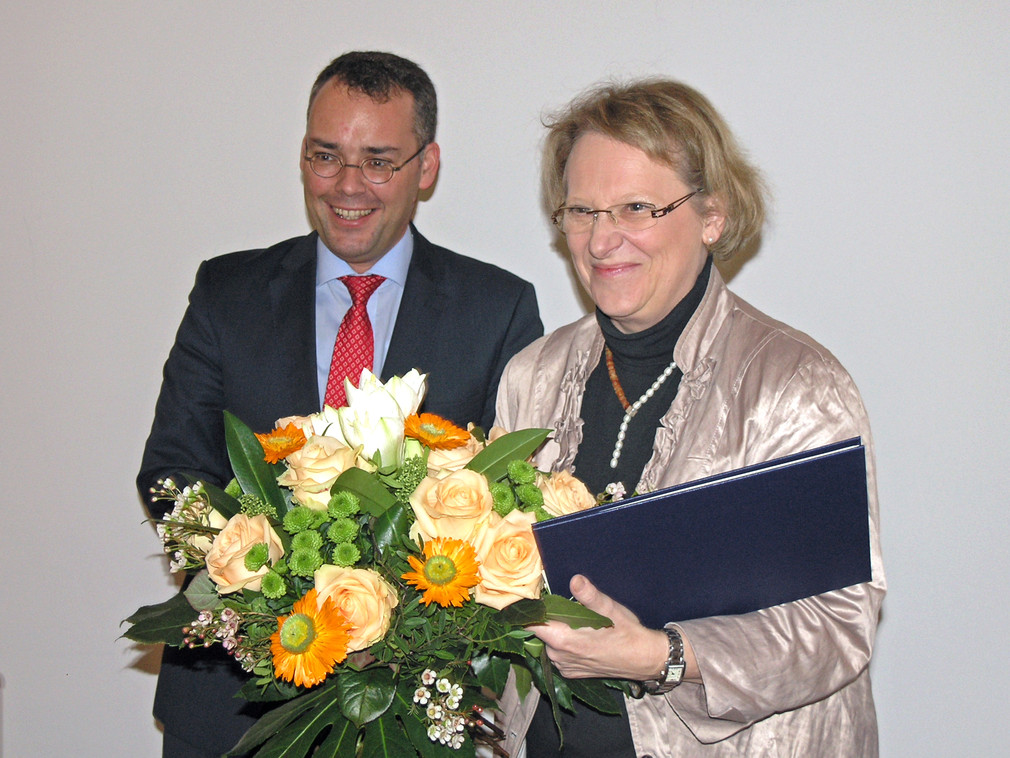 Minister Peter Friedrich (l.) und Regierungspräsidentin Nicolette Kressl (r.) bei der Ordensübergabe (Quelle: Regierungspräsidium Karlsruhe)