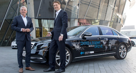 v.l.n.r.: Minister für Inneres, Digitalisierung und Migration, Thomas Strobl, und Ola Källenius, Vorstandsmitglied der Daimler AG, Konzernforschung & Mercedes-Benz Cars Entwicklung.