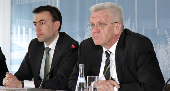 Ministerpräsident Winfried Kretschmann (r.) und Finanz- und Wirtschaftsminister Nils Schmid (l.), bei der Regierungspressekonferenz am 25. März 2014 in Stuttgart