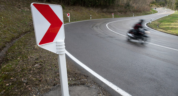 Balingen: Ein Motorradfahrer fährt an einer Kurvenleittafel aus Kunststoff vorbei. (Foto: © dpa)