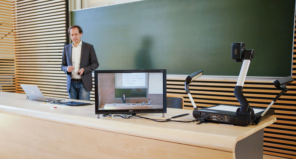 Alexander Pfisterer, Dozent an der Universität Mannheim, demonstriert in einem Hörsaal der Universität die Aufzeichnung einer digitalen Wirtschaftsvorlesung. (Bild: picture alliance/Uwe Anspach/dpa)